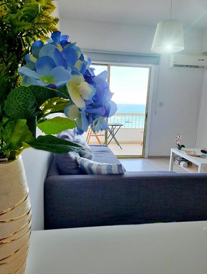 Super Modern Beachfront 1 Bedroom - Sleeps 4 Limassol Exterior foto