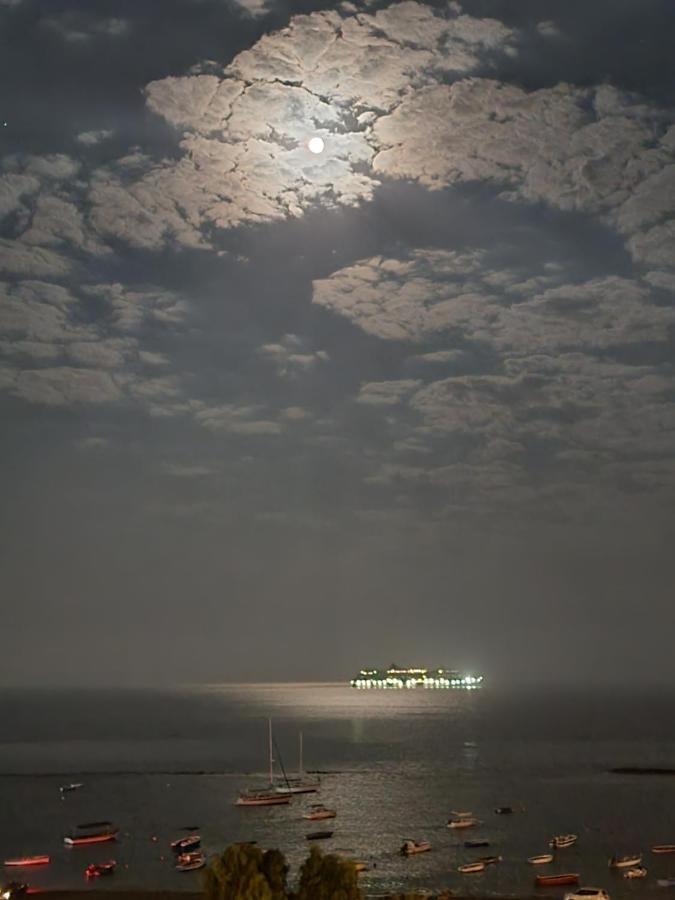Super Modern Beachfront 1 Bedroom - Sleeps 4 Limassol Exterior foto